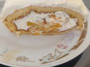 Una foto de pionono y crema chantilly