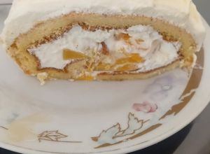 Una foto de Pionono con Crema Chantilly y Duraznos