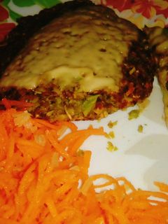 Una foto de Hamburguesas de KALE y zuchini con ensalada de zanahoria, queso y arroz integral