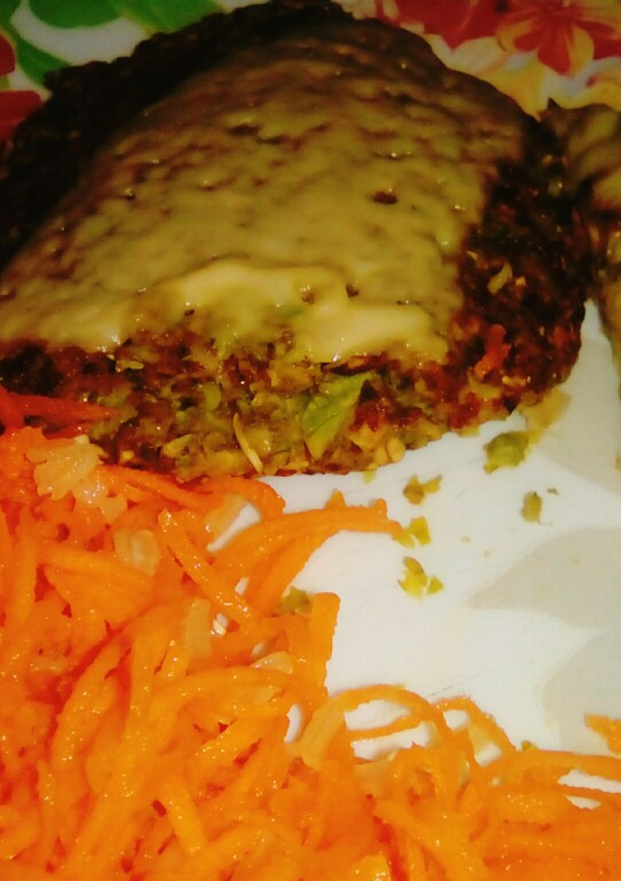 Una foto de Hamburguesas de KALE y zuchini con ensalada de zanahoria, queso y arroz integral