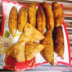 A picture of Chicken cheese Momos.