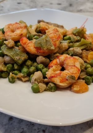 Una foto de Menestra de verduras y gambones