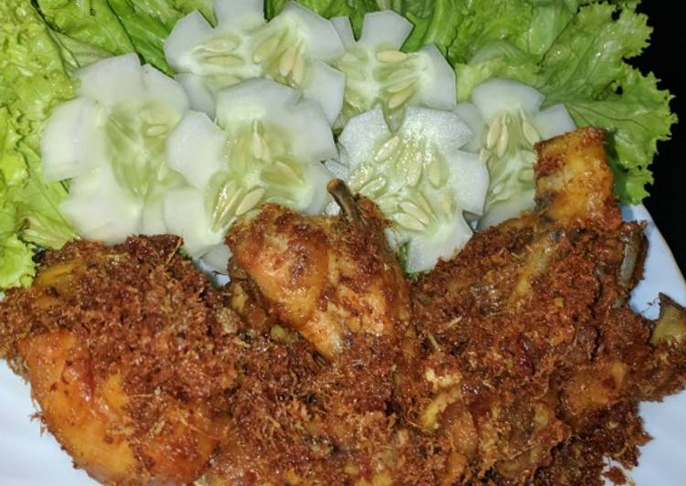 Ayam Ungkep (Ayam goreng tradisional)