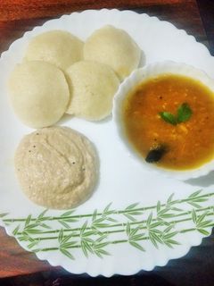 इंस्टेंट सूजी की इडली (instant sooji ke idli recipe in Hindi) रेसिपी मुख्य फोटो