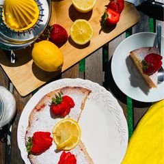 A picture of Strawberry & Lemon Cake! 🍓🍋.