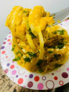 Una foto de (FIDEOS SECOS) TALLARINES CON SALSA DE 🥕🧅🧄 ZANAHORIA 🥕🧅🧄