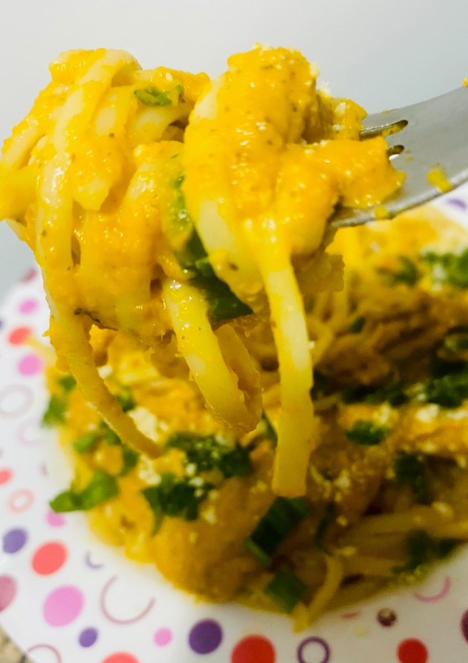 Una foto de (FIDEOS SECOS) TALLARINES CON SALSA DE 🥕🧅🧄 ZANAHORIA 🥕🧅🧄