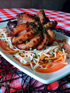 Una foto de Pulpo a la plancha con pasta de cilantro, jengibre y ajo