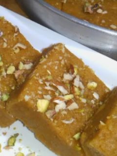 बेसन की बर्फी (Besan ki Burfi Recipe In Hindi) रेसिपी मुख्य फोटो