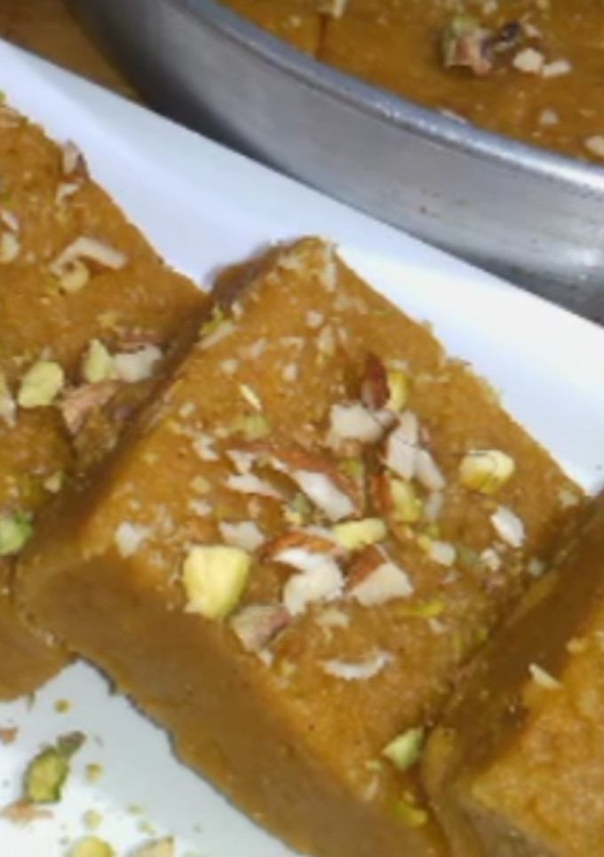 बेसन की बर्फी (Besan ki Burfi Recipe In Hindi) रेसिपी मुख्य फोटो
