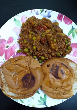 पाव भाजी (Pav Bhaji Recipe in Hindi) रेसिपी मुख्य फोटो