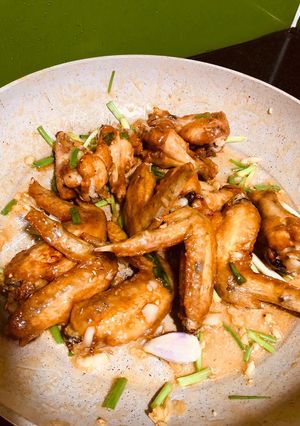 Hình của món Cánh gà chiên nước mắm và bơ.