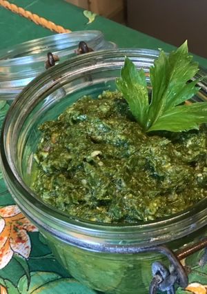 Une photo de Pesto de céleri branche à l ail,pistaches et parmesan