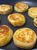 Galette de batata recheada com queijo babybel