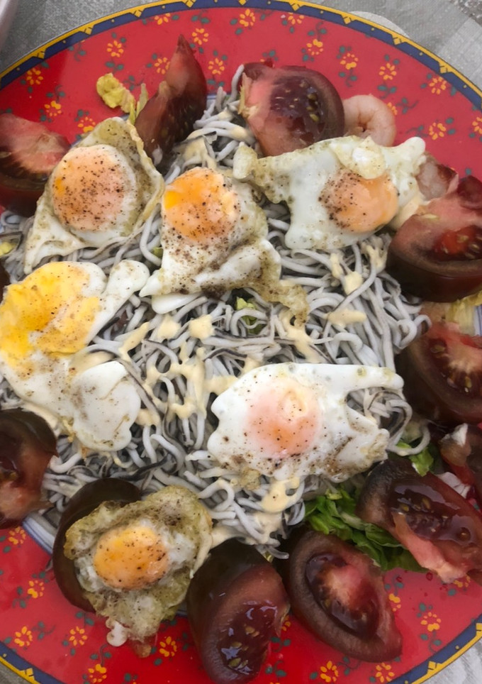 Una foto de Ensalada de gulas con gambas al ajillo
