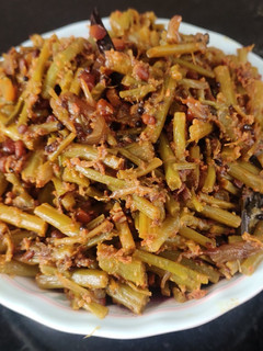 கீரைத்தண்டு பொரியல் (Geern leaves stems fry recipe in tamil) செய்முறை முக்கிய புகைப்படம்