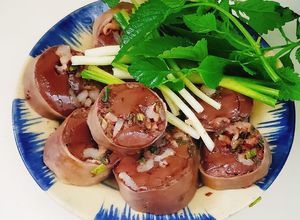 Hình của món Dồi tiết mỡ luộc.