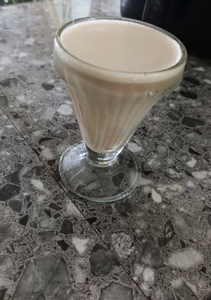 Una foto de Café frío con canela y leche condensada