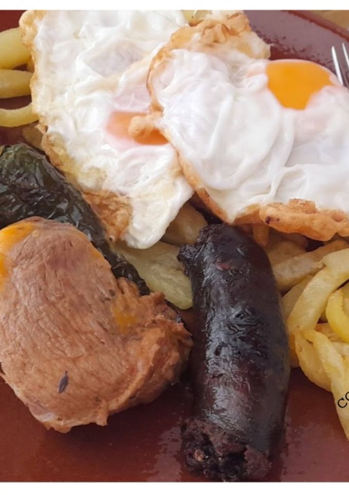 Una foto de Plato de los Montes -con lomo y huevo-