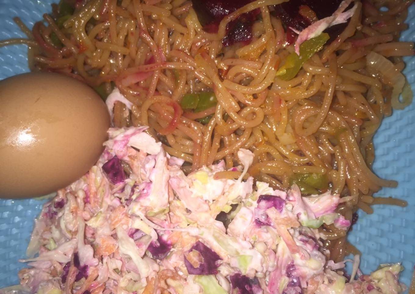 Fried spaghetti with betruis coleslaw