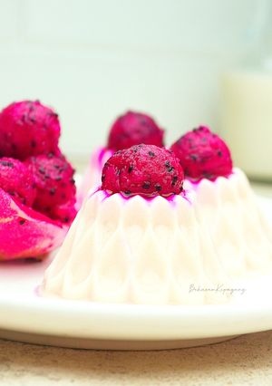 Foto resep Puding Stroberi dengan pewarna dari kulit buah naga