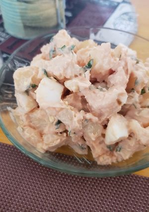 Una foto de Ensalada de papas y huevo con salsa rosada