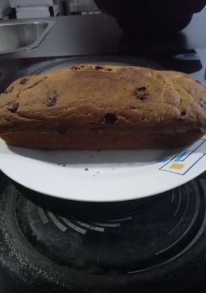 Una foto de Torta de avena con gotas de chocolate y jugo de piña