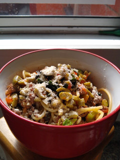 Una foto de Espagueti con verduras y carne molida, sencillo y delicioso