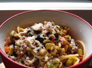 Una foto de Espagueti con verduras y carne molida, sencillo y delicioso