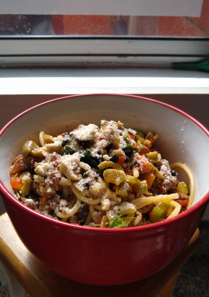 Una foto de Espagueti con verduras y carne molida, sencillo y delicioso