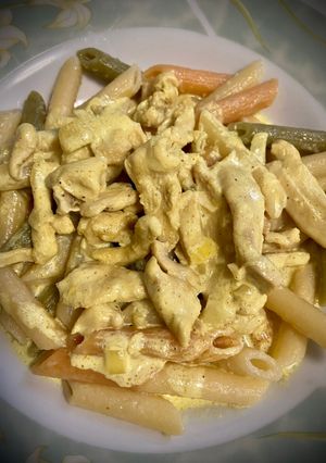 Curry-s csirkemell tésztával recept fotója