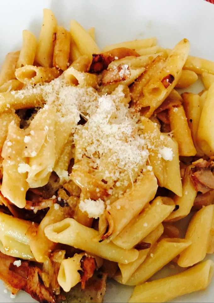 Una foto de Macarrones cremosos con pavo y salchichas