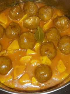Una foto de Albóndigas con salsa y cebolla
