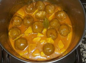 Foto principal de Albóndigas con salsa y cebolla