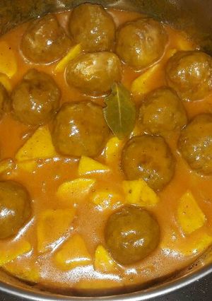 Una foto de Albóndigas con salsa y cebolla