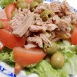 Ensalada de lechuga y bonito