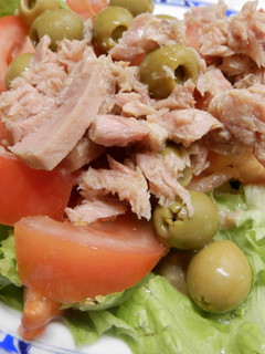 Una foto de Ensalada de lechuga y bonito