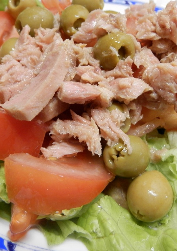 Una foto de Ensalada de lechuga y bonito