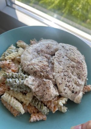 Una foto de Pasta con salsa parmesano y pollo a la plancha 😋