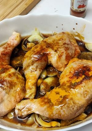 Une photo de Cuisses de poulet sur oignons au four sucré/salé