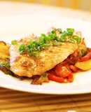 Filete de pescado empanizado con ensalada verde