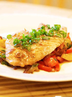 Una foto de Filete de pescado empanizado con ensalada verde