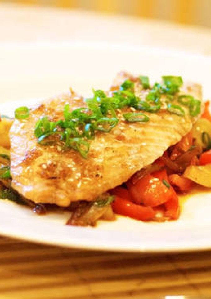 Una foto de Filete de pescado empanizado con ensalada verde