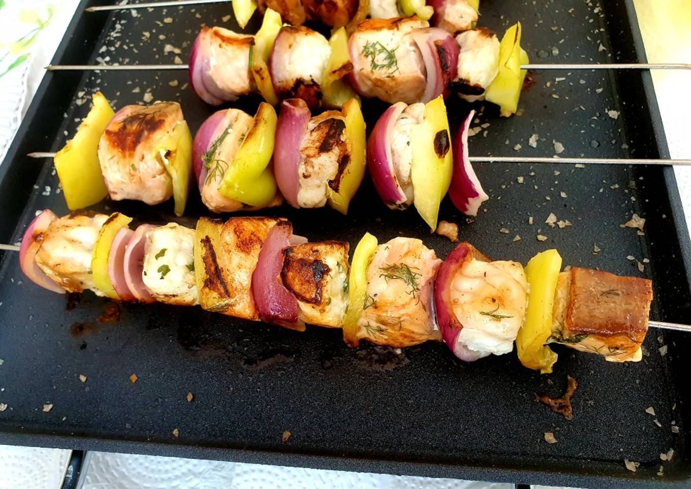 Brochetas de salmón y rape con marinados distintos