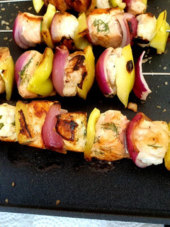 Una foto de Brochetas de salmón y rape con marinados distintos