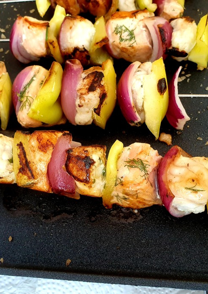 Una foto de Brochetas de salmón y rape con marinados distintos