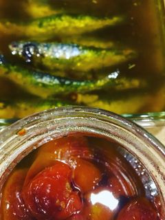 Una foto de Sardinas en aceite y tomates cherry