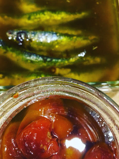 Una foto de Sardinas en aceite y tomates cherry