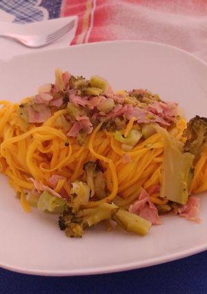 Foto di Tagliolini alla curcuma con prosciutto cotto e broccoli..