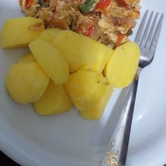A picture of Boiled potatoes with egg sauce.